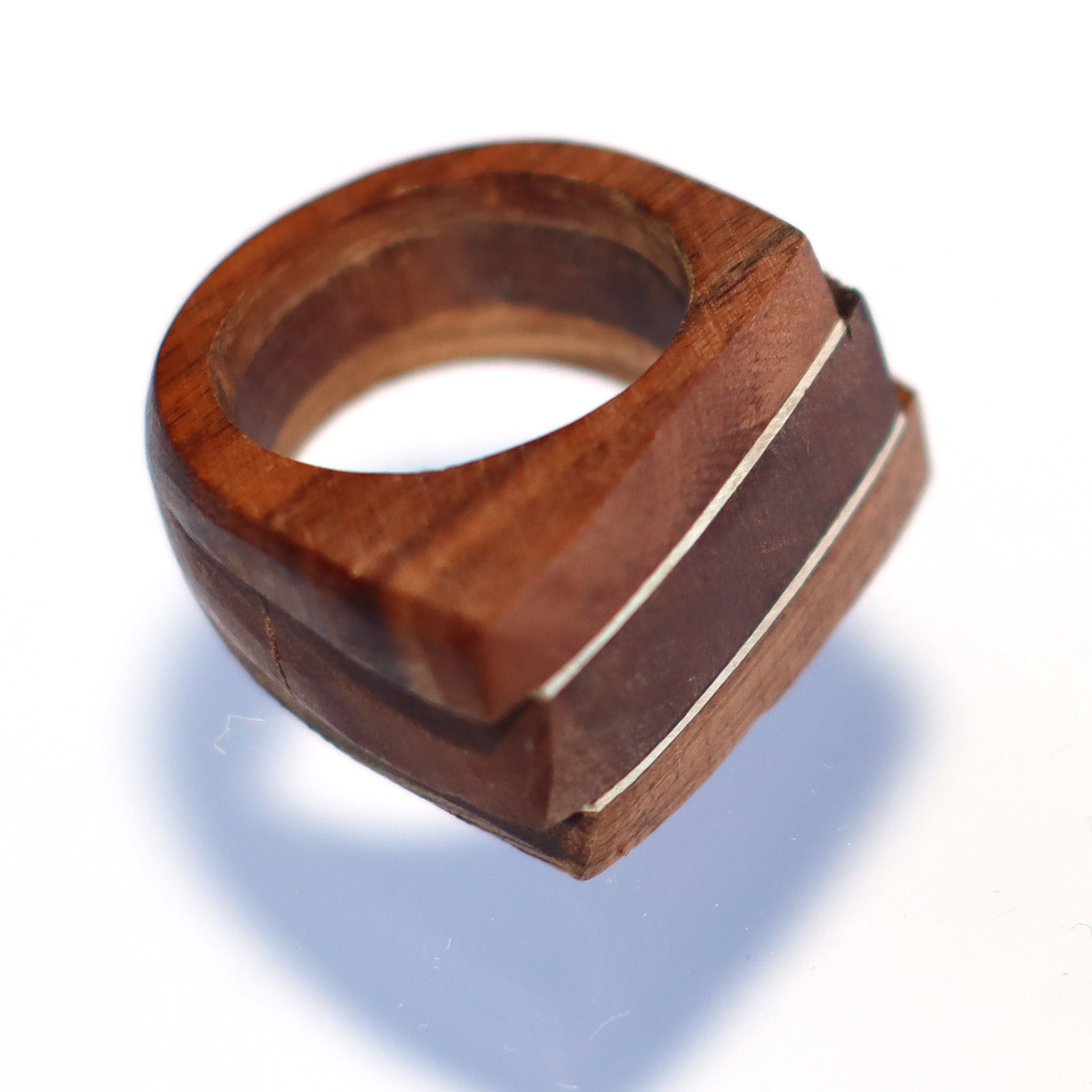 Anillo coihue, alerce e hilos de plata 950