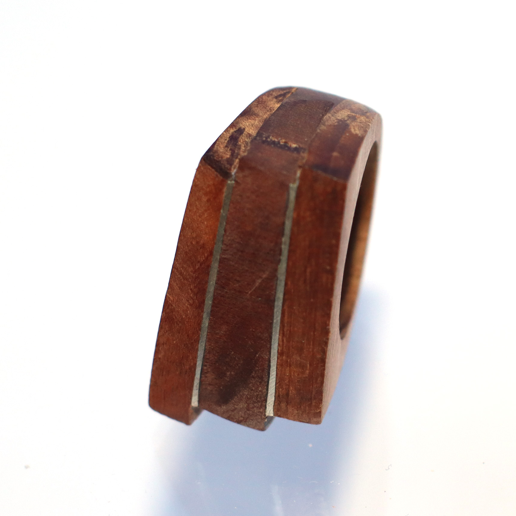 Anillo coihue, alerce e hilos de plata 950