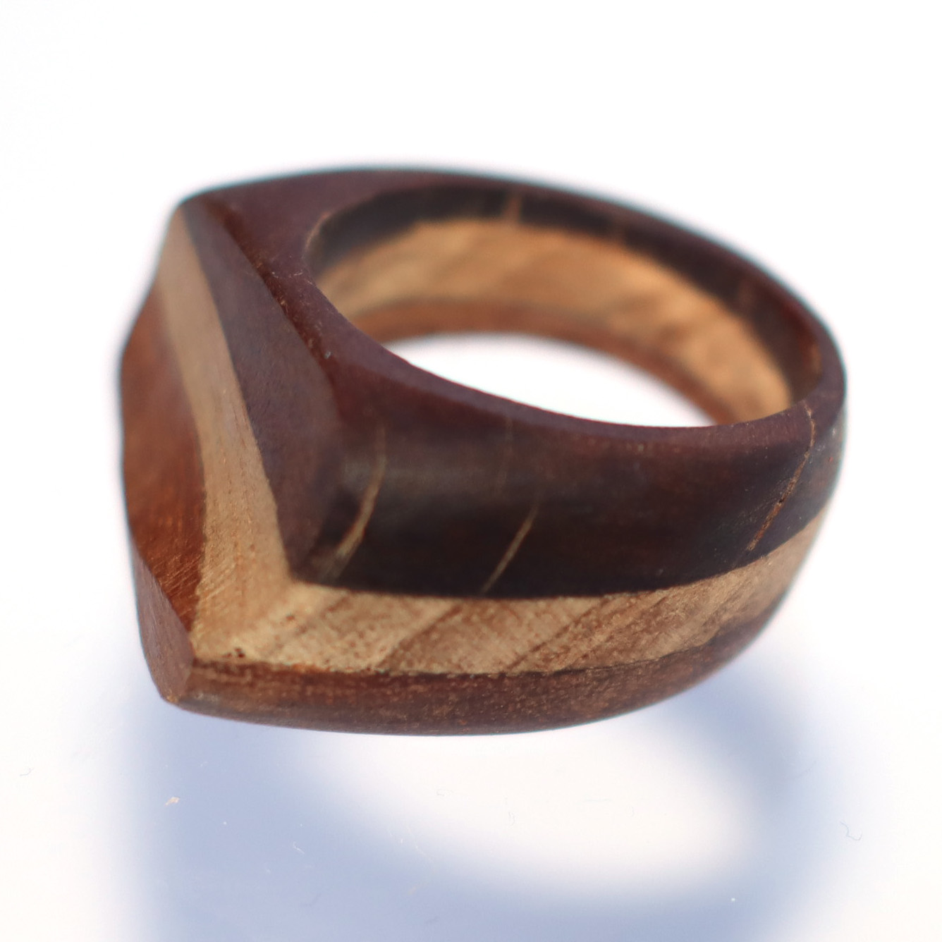 Anillo diseño de coihue, laurel y alerce