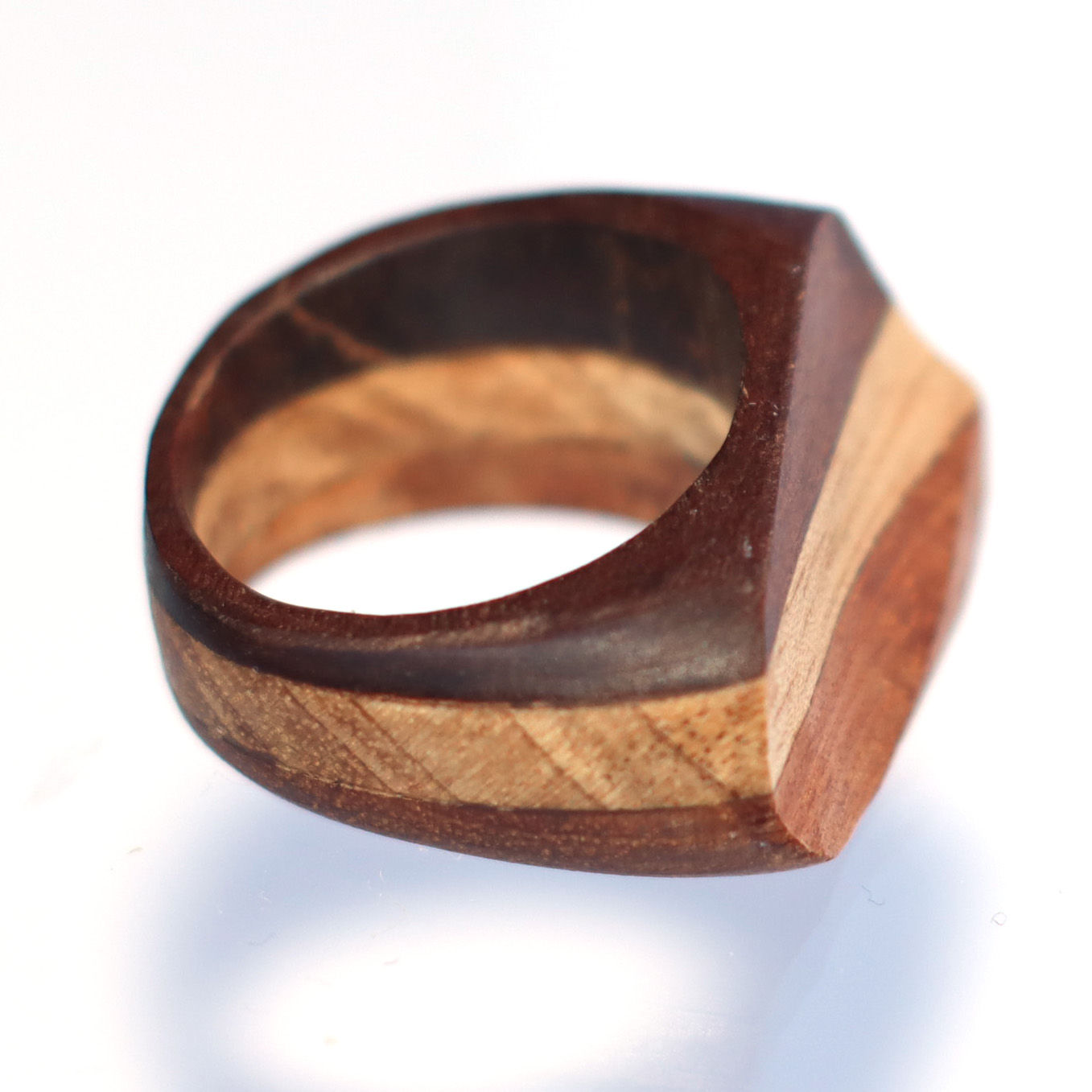 Anillo diseño de coihue, laurel y alerce