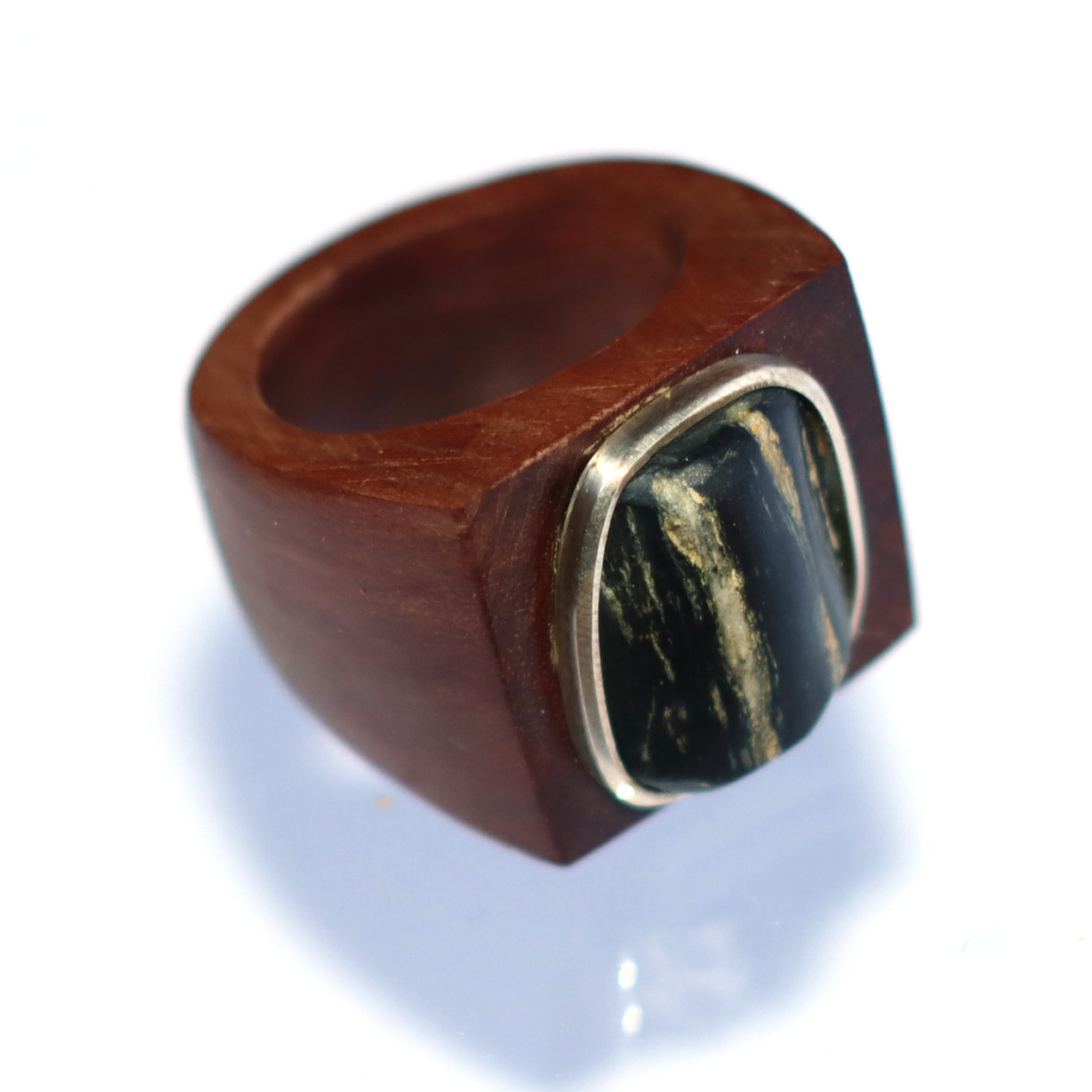 Anillo de luma, piedra del lago General Carrera y plata 950