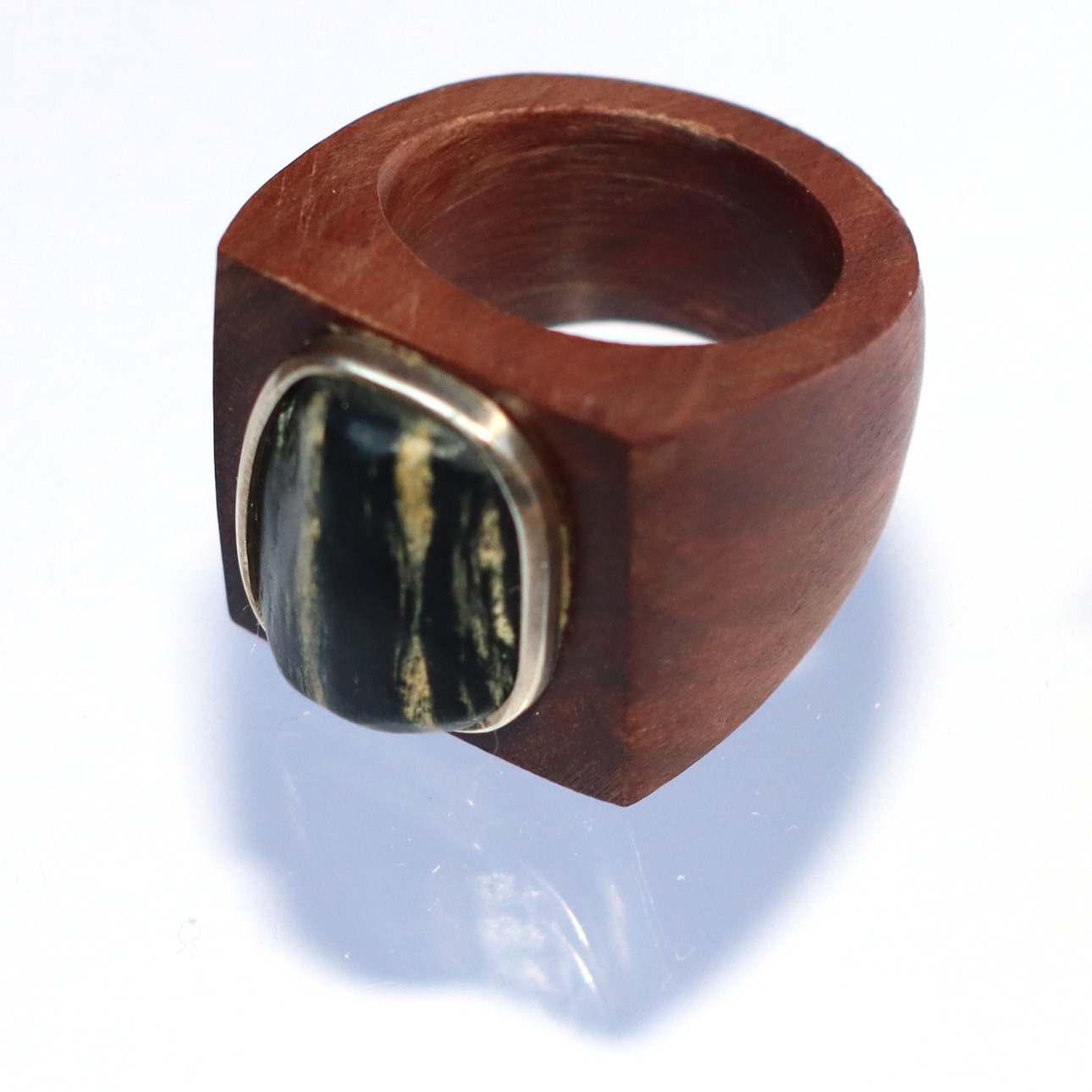 Anillo de luma, piedra del lago General Carrera y plata 950