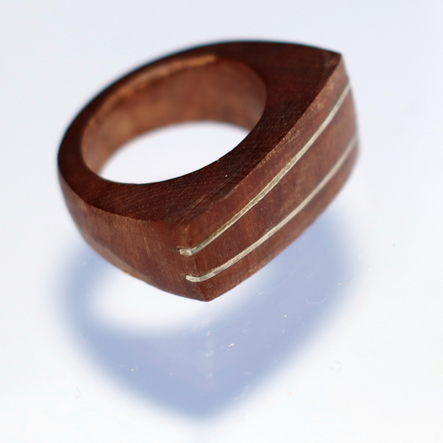 Anillo de coihue e hilos de plata 950