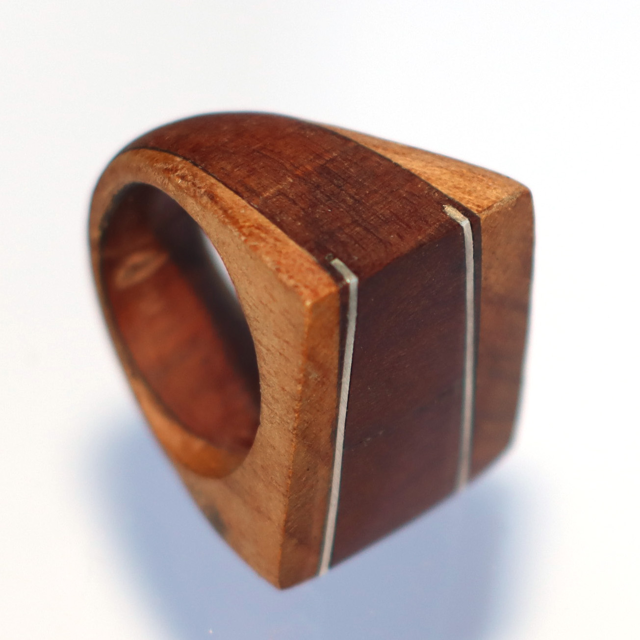 Anillo de coihue, alerce y plata 950