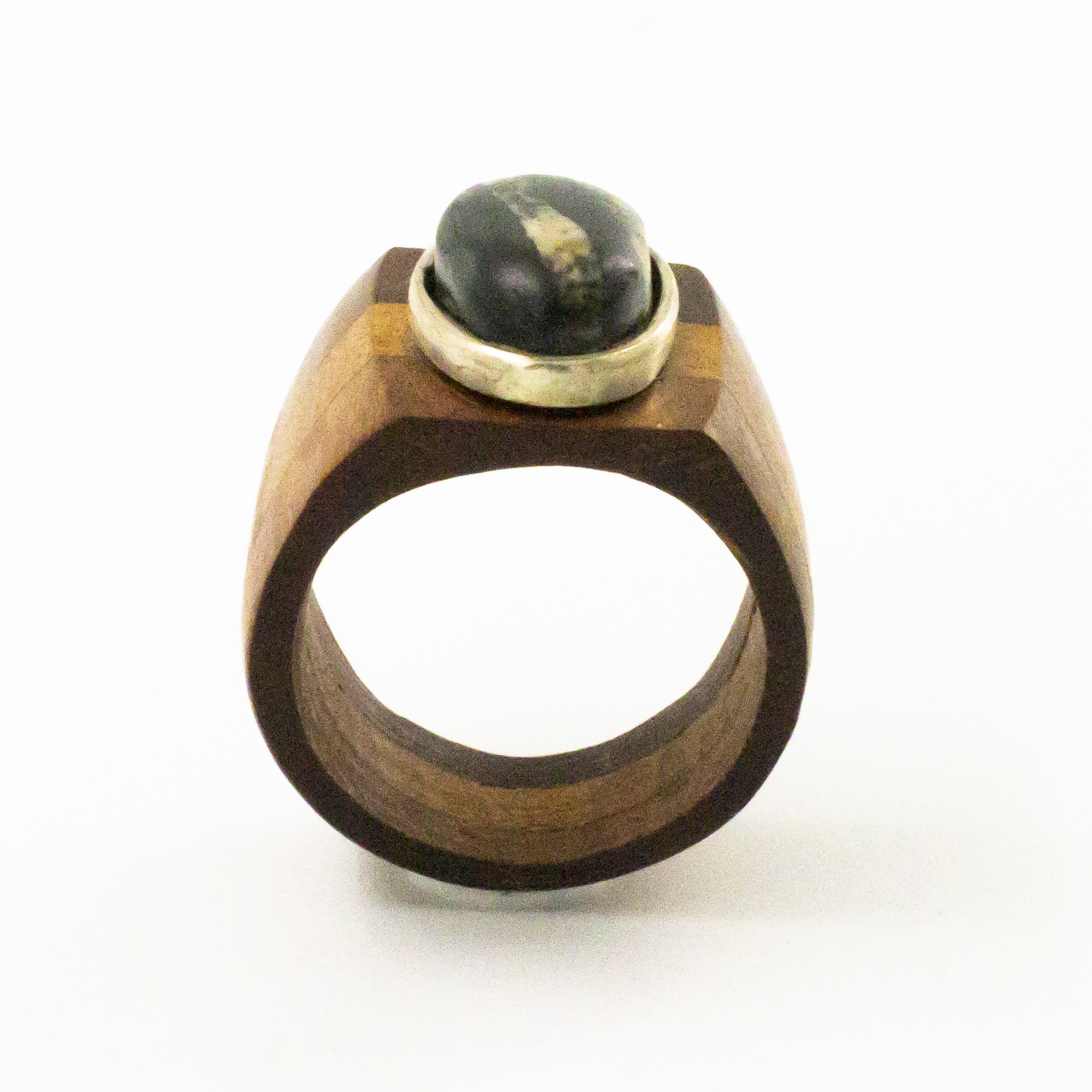 Anillo coihue, alerce, piedra del lago General Carrera y plata 950